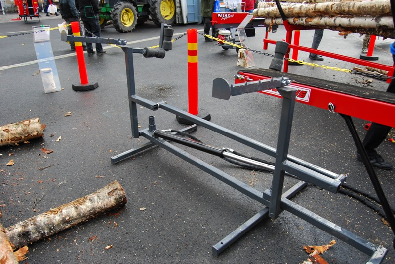 Palax Loglifter for lifting logs to the firewood processor