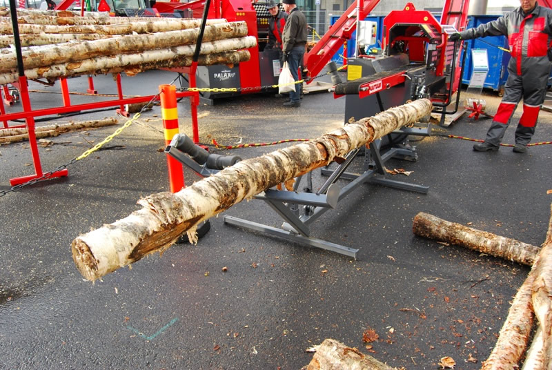 Palax Loglifter for lifting logs to the firewood processor