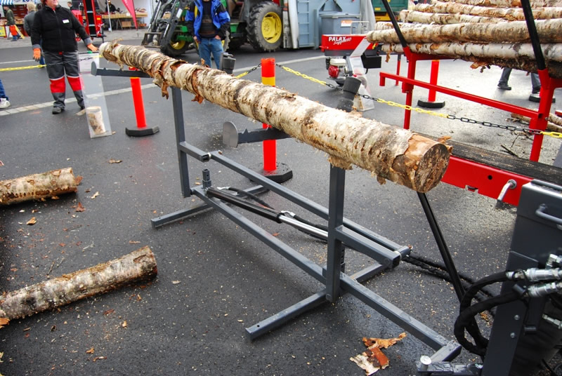 Palax Loglifter for lifting logs to the firewood processor