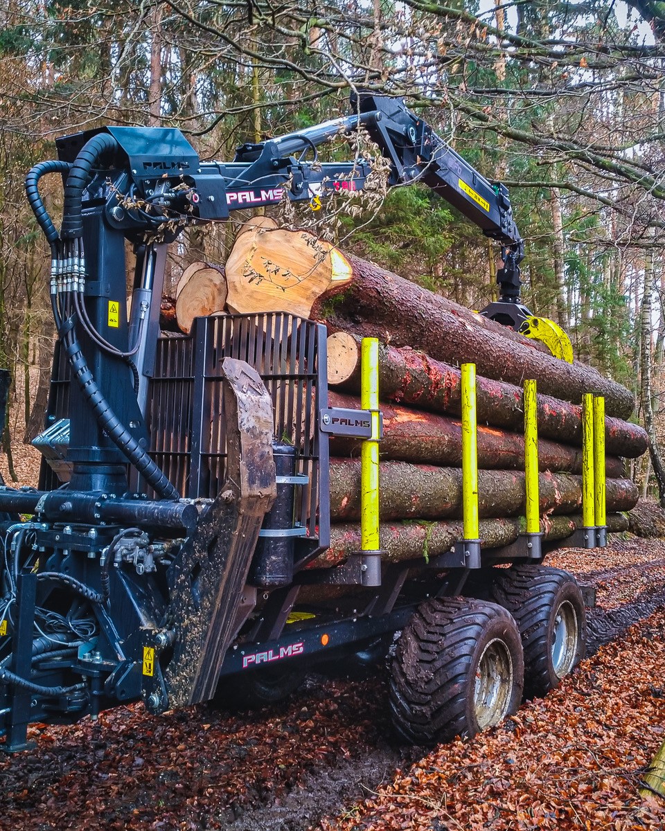 Palms 7.86 grapple loader with log trailer